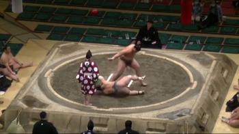 Sumo, il lottatore manda ko l'avversario in 3 secondi!