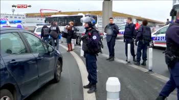 Francia, ruba arma a polizziotto ucciso all'aeroportio di Orly