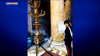 Clochard danneggia candelabri al Pantheon, arrestata