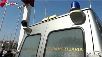 Trolley ritrovato in mare a Rimini, oggi autopsia su corpo