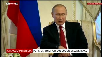 San Pietroburgo, Putin depone fiori