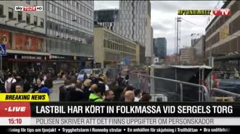 Stoccolma, camion contro la folla