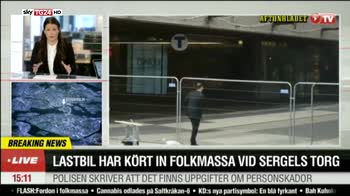 Stoccolma, camion contro la folla, polizia cerca un uomo