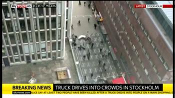 Stoccolma, furgone sulla folla, 3 morti e diversi feriti