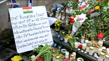 Attacco a Stoccolma, abbracci e fiori ai poliziotti