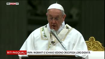Papa  migranti vedono crocifissa dignita