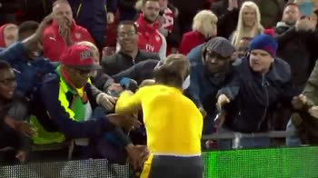 Arsenal, bambino tifoso riceve maglia Sanchez