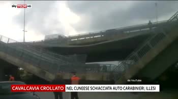 Cuneo, crolla cavalcavia su auto dell'arma