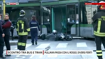 Milano, scontro tra un trame e un pullman