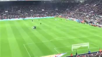 Newcastle, i tifosi festeggiano il ritorno in Premier League