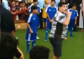 Bambino "stende" Maradona e lui rischia di perdere le staffe
