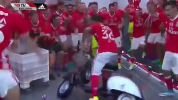 Il Benfica festeggia con lo scooter nello spogliatoio