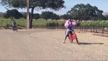 Kendall Jenner cade dalla bici