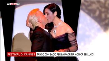 Tango con bacio per la madrina Monica Bellucci