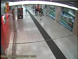 Milano, il video dell'aggressione in stazione