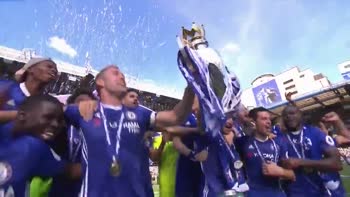 Chelsea campione: i giocatori alzano il trofeo al cielo