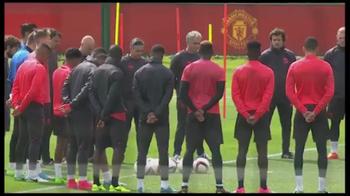 Attentato Manchester, il minuto di silenzio dello United