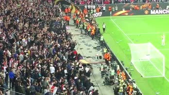 I tifosi dell'Ajax non la prendono bene: seggiolini in campo