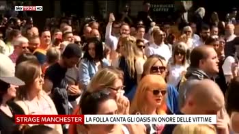 Attentato Manchester, la folla canta gli Oasis