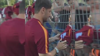 Roma Totti firma gli autografi all ultimo allenamento