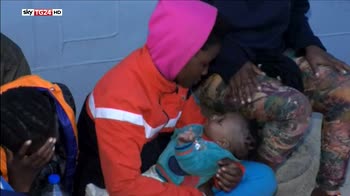 Centinaia di migranti soccorsi, molti neonati