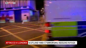 Londra, furgone sulla folla e accoltellamenti  sei morti