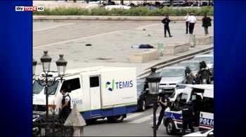 Parigi, algerino aggredisce poliziotto a martellate