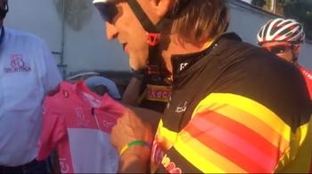 #InbiciconNicola, Cassani consegna a Davide la maglia rosa