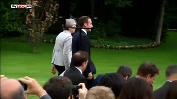 A Parigi Theresa May incontra il presidente francese Macron