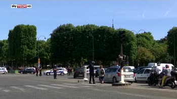 Parigi, attacco contro poliiza morto killer