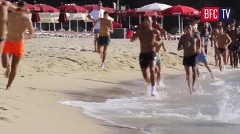 Il Bologna corre sulla spiaggia, l'allenamento in Sardegna