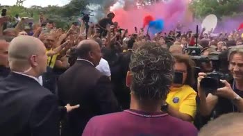 Parigi pazza di Neymar: l'abbraccio di O'Ney con i tifosi