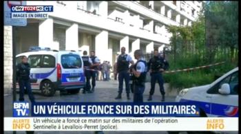 Parigi, veicolo contro militari sei feriti