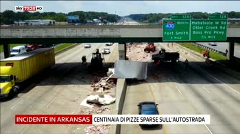 Incidente in Usa, camion rovescia pizze su strada