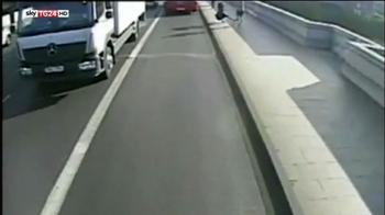 Londra, arrestato runner che spinse donna sotto il bus