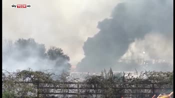 Incendio nel campo rom di Scampia