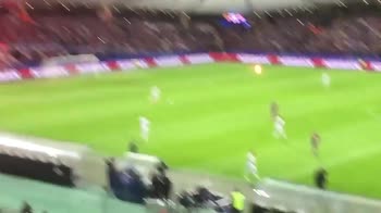 Paura a Maribor: tifosi lanciano razzo e sfiorano l'arbitro