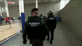 Catalogna, polizia interviene ai seggi