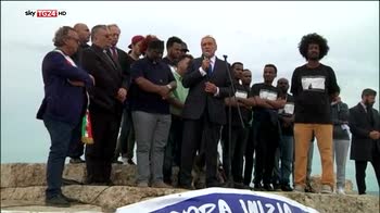 Lampedusa commemora i migranti morti nel naufragio 2013