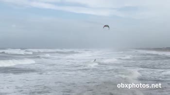 Kitesurfer cavalca le onde dell'uragano Maria