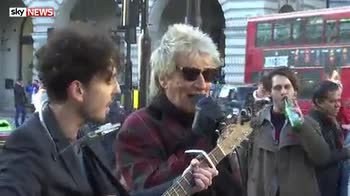 Some crowds have all the luck: Rod Stewart busks
