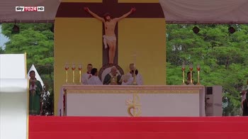 Papa in Myanmar, visita pagoda e cita Buddah e San francesco