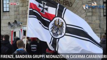 Choc in caserma, bandiera nazista appesa alla parete