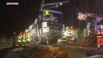 Treno contro scuolabus in francia_ 4 bimbi morti, oltre 20 feriti