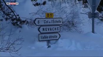 Sulle Alpi i migranti sfidano la neve per passare in Francia