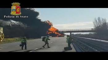 Incidente sulla A21, la cisterna in fiamme: video