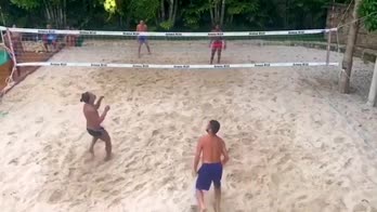 Ronaldinho continua a far quel che vuole: a beach volley...
