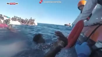Cosi la Guardia Costiera salva i migranti in mare