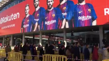 tifosi in coda a barcellona per coutinho