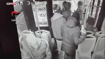 Aggressione su bus a Milano, rissa ripresa dalle telecamere